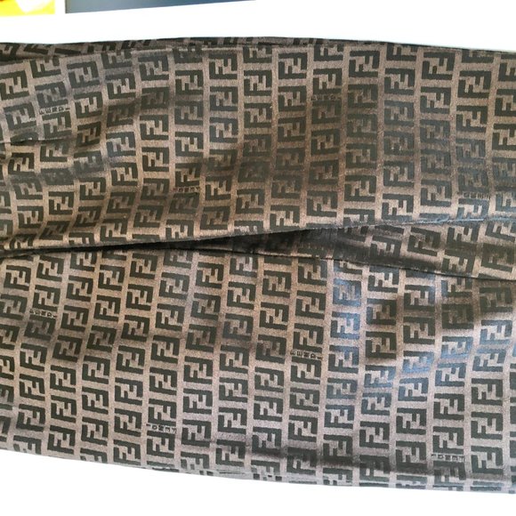 FENDI Logo Paints (Women) - Picture 3 of 16